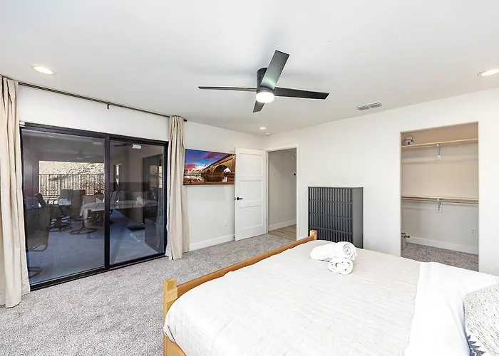 Modern Havasu Escape Luxury Pool And Gourmet Grill With Fire Pit *