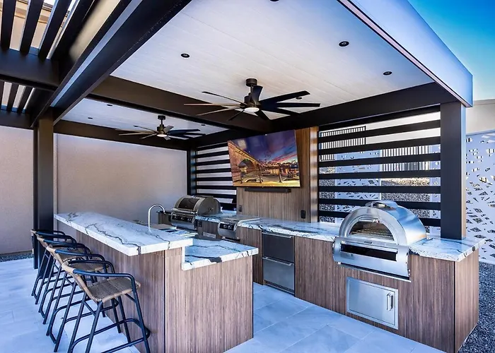 Modern Havasu Escape Luxury Pool And Gourmet Grill With Fire Pit Ferienhaus Lake Havasu City