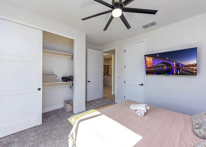 Modern Havasu Escape Luxury Pool And Gourmet Grill With Fire Pit *