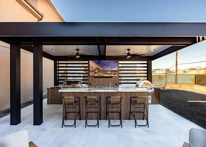 Modern Havasu Escape Luxury Pool And Gourmet Grill With Fire Pit Lake Havasu City