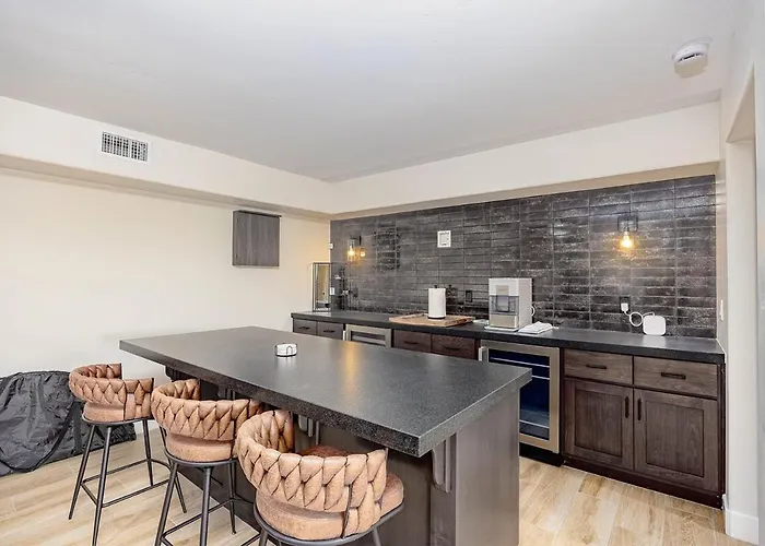 Modern Havasu Escape Luxury Pool And Gourmet Grill With Fire Pit Ferienhaus Lake Havasu City